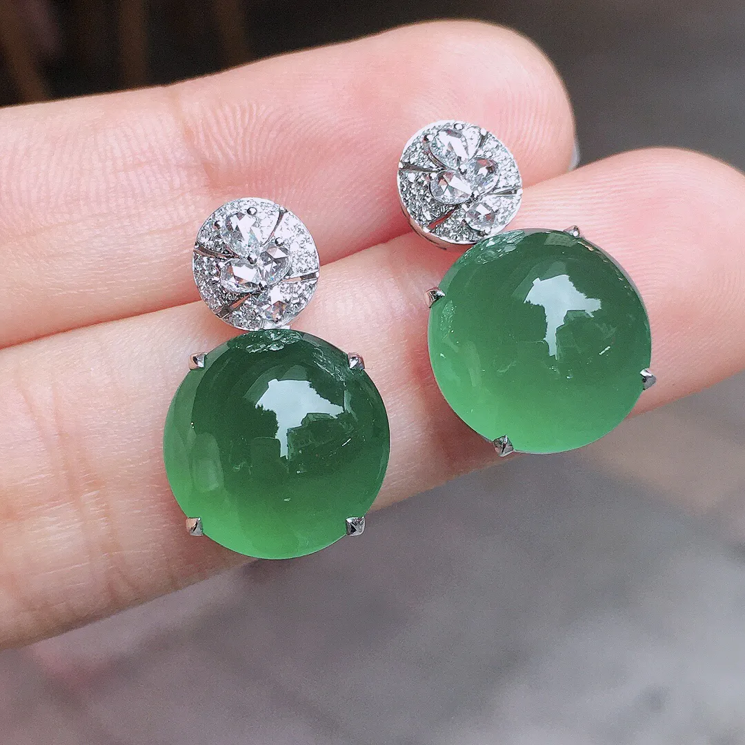 晴水蛋面耳钉，色泽均匀艳丽，玉质细腻，荧光感超
强，饱满水润，气质满满。18k
金豪华镶嵌