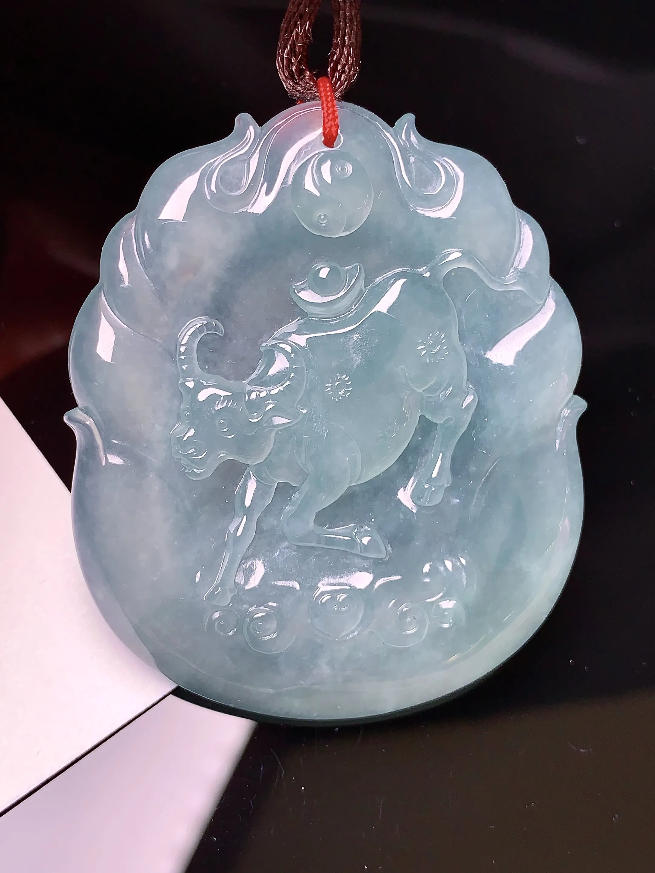 冰种生肖牛吊坠 玉质细腻 色泽艳丽  整体尺寸47.5*40*4.8