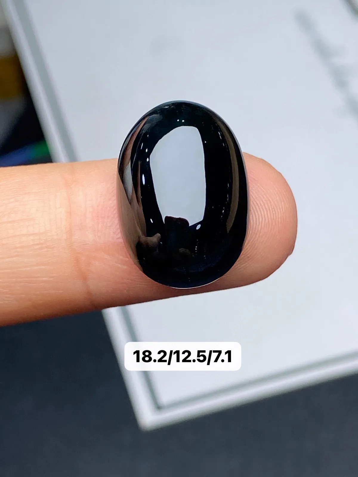 【墨翠裸石】
黑度好 灯打通透  品相饱满大气 尺寸18.2