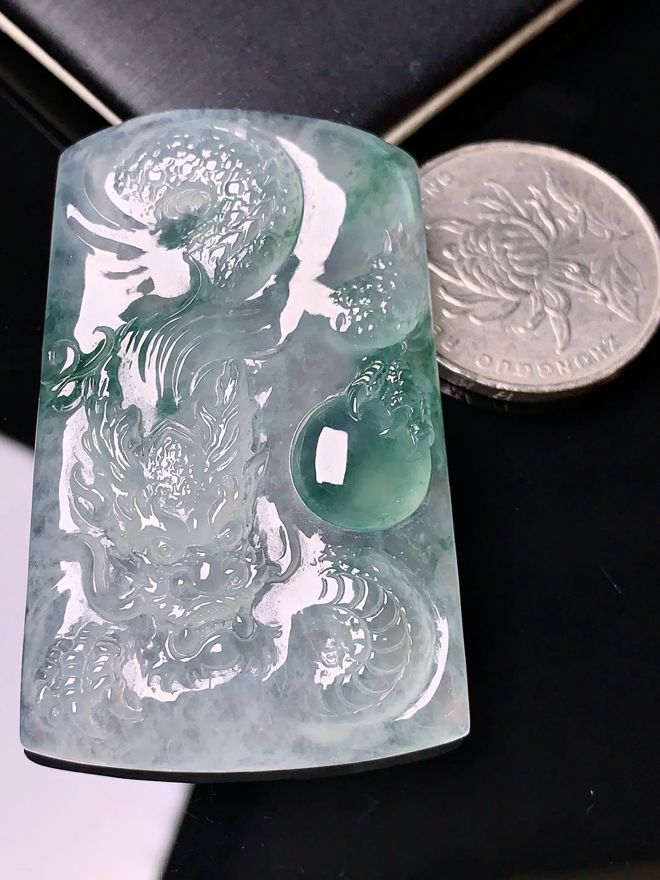冰种飘绿龙牌吊坠 玉质细腻 色泽艳丽  整体尺寸51.3*31.8*6.6