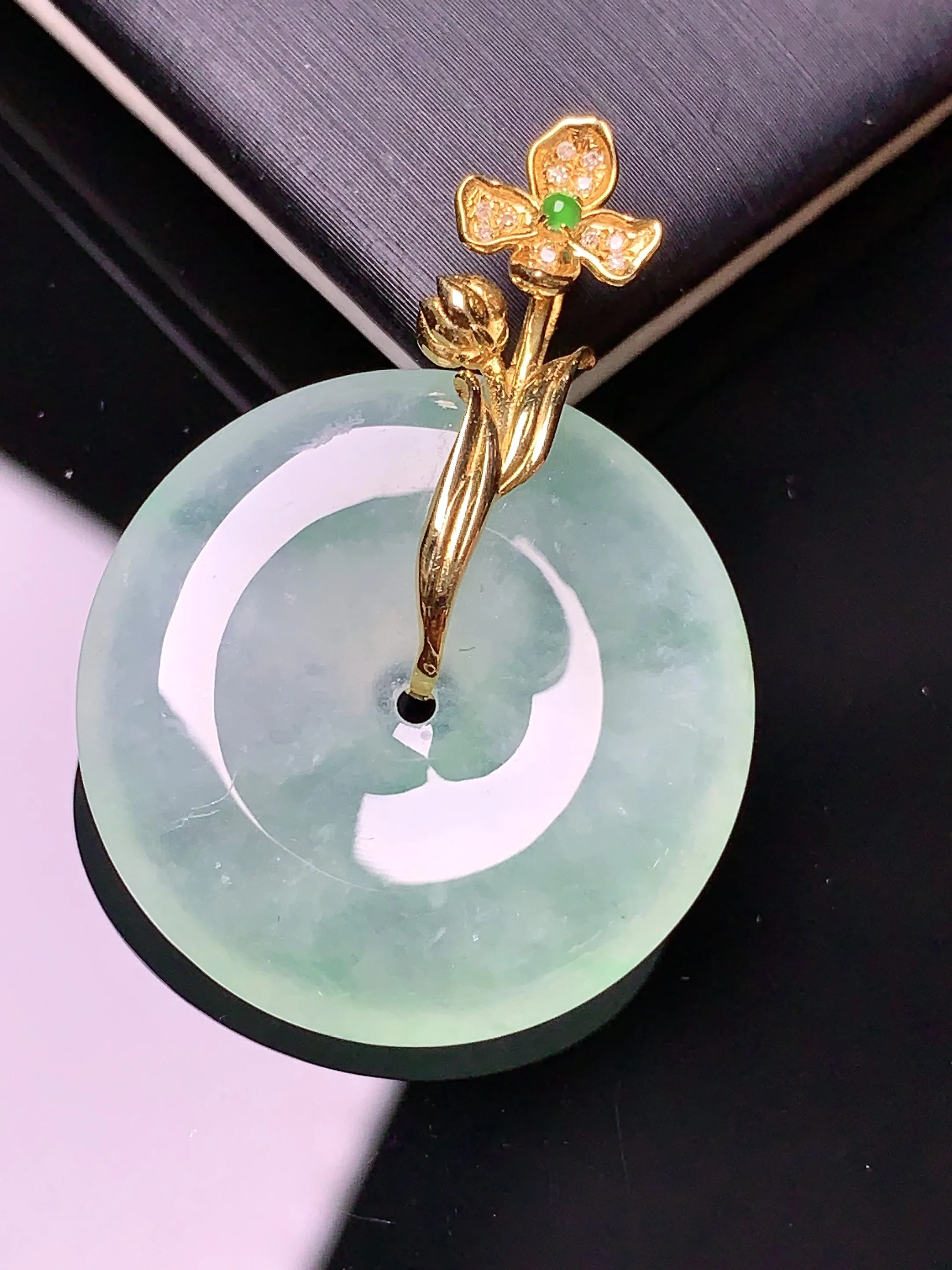 18k金钻镶嵌冰种平安扣吊坠 玉质细腻 色泽艳丽  整体尺寸34*24.5*5.7