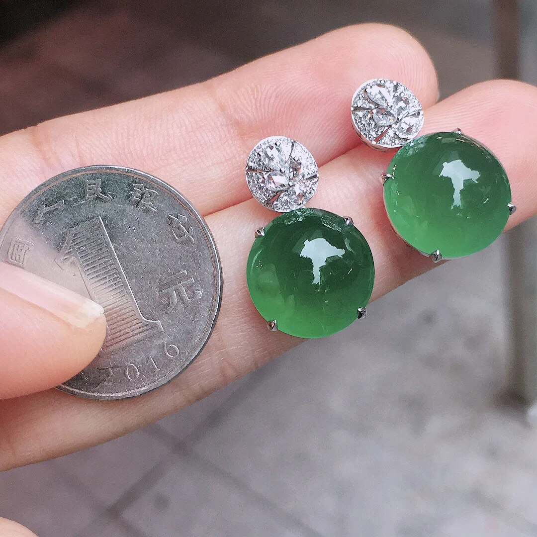 晴水蛋面耳钉，色泽均匀艳丽，玉质细腻，荧光感超
强，饱满水润，气质满满。18k
金豪华镶嵌