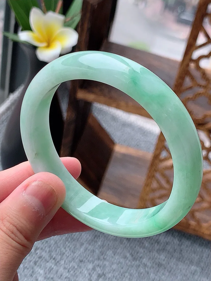 a货翡翠老坑飘绿正装正圈手镯56-57圈口  尺寸56.3×12×7.3mm 重量50.35g 05