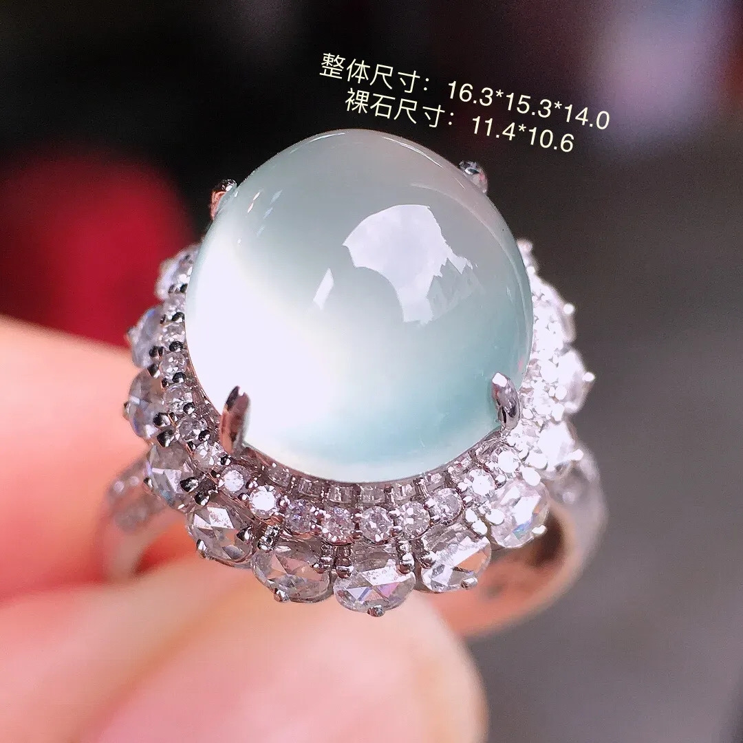 冰种蛋面戒指，玉质细腻，荧光感超
强，饱满水润，气质满满。18k
金豪华镶嵌