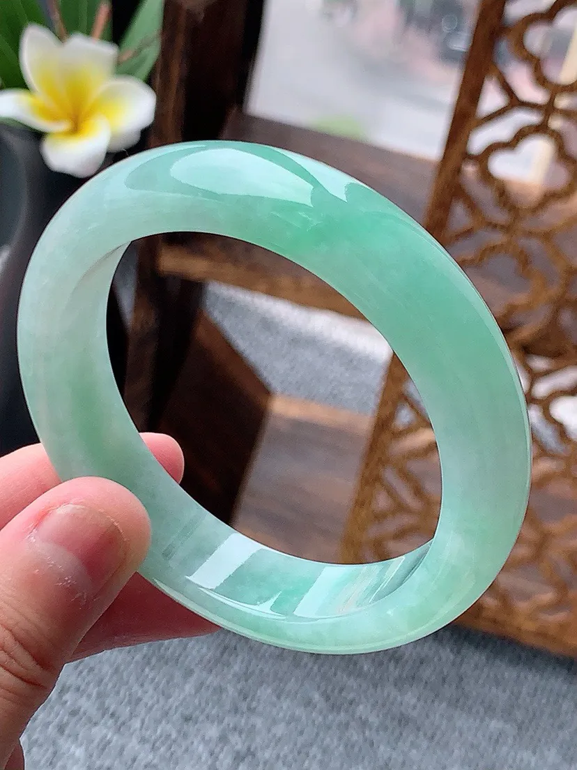 a货翡翠老坑冰种满绿正装正圈手镯55-56圈口 尺寸55×13.2×8.3mm 重量62.00g 0