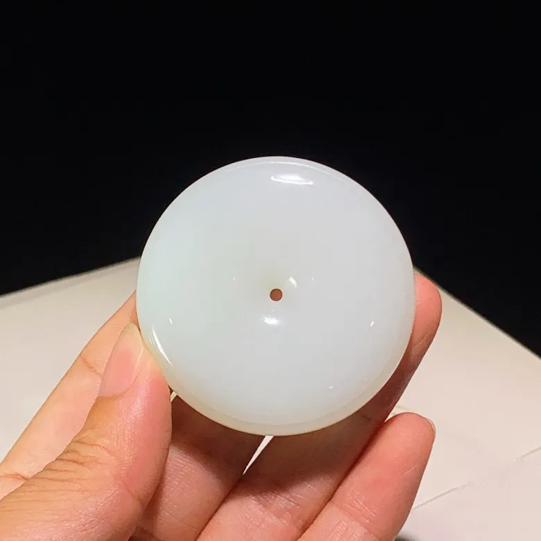 新疆和田玉羊脂白玉平安扣挂件。尺寸49/11重54克，玉质细腻油润 脂粉好，品质好！lt250531