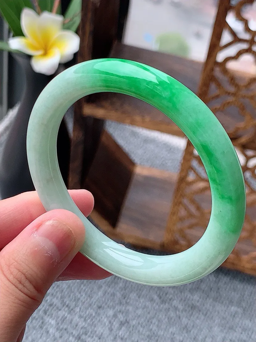 a货翡翠老坑飘绿圆条手镯54-55圈口 尺寸54×8.7mm 重量41.76g 0531