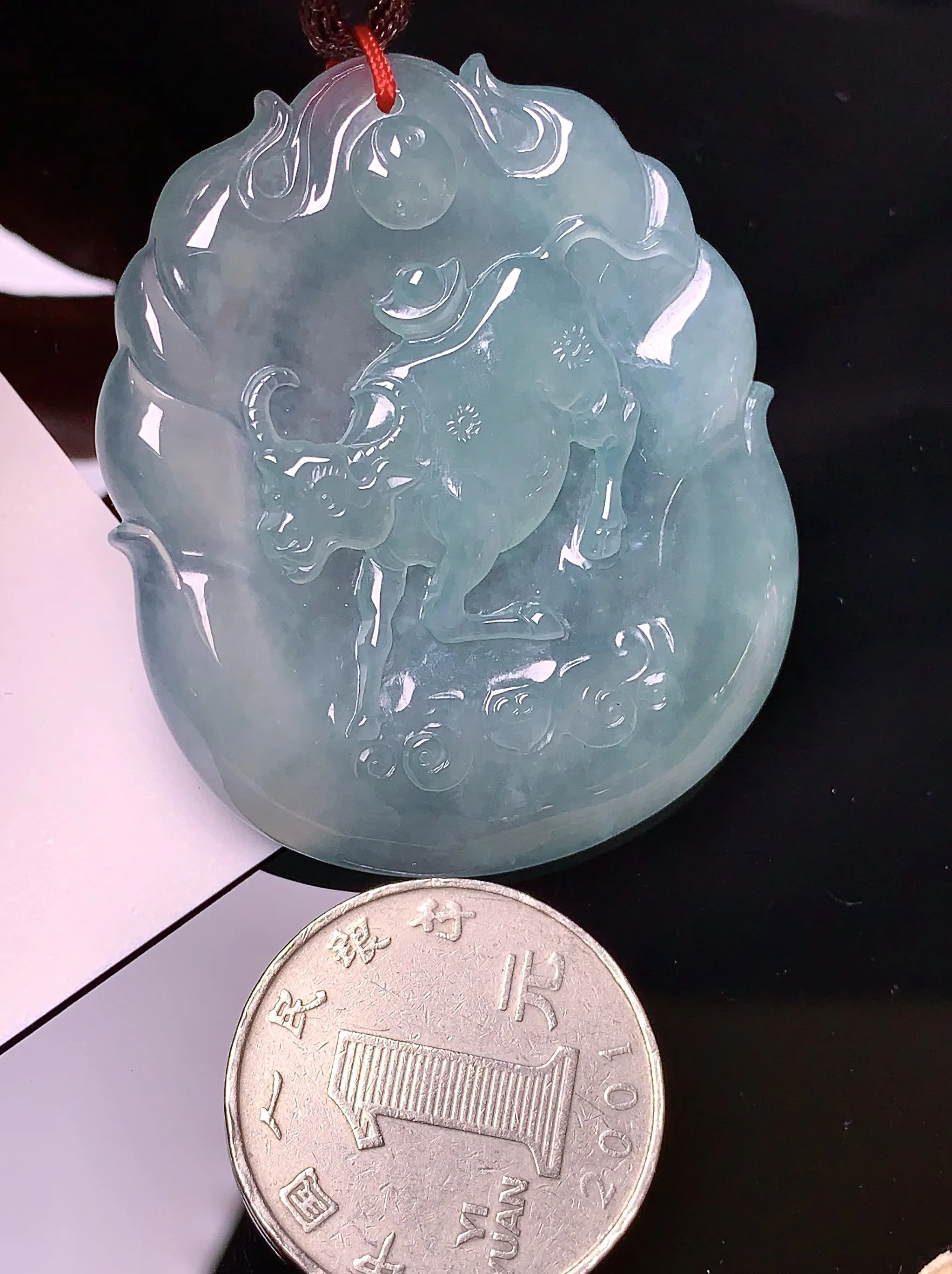 冰种生肖牛吊坠 玉质细腻 色泽艳丽  整体尺寸47.5*40*4.8
