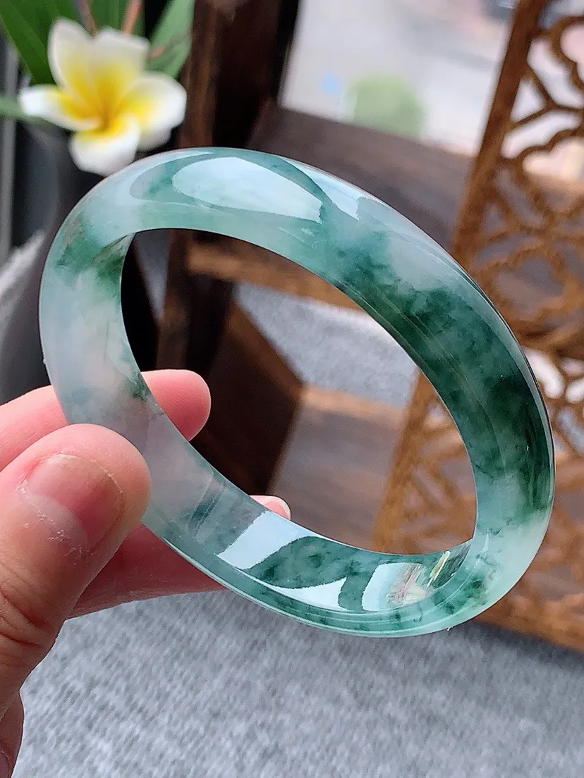a货翡翠老坑冰种飘花贵妃手镯55-56圈口  尺寸55.5×47×12.6×6.5mm 重量42.9