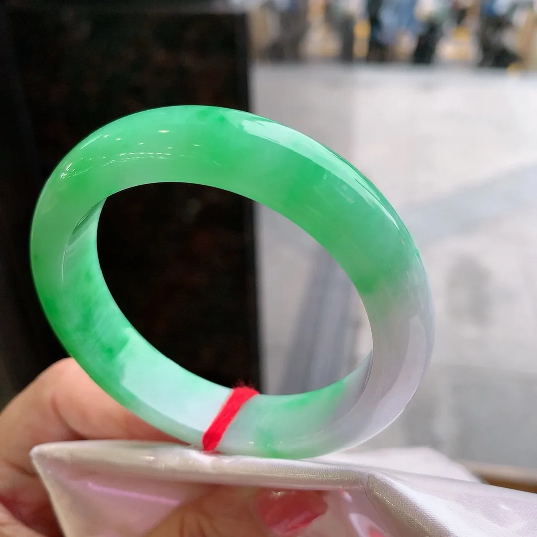 正圈一大圈阳绿 无瑕 尺寸:52.6/12.5/8.3 色阳