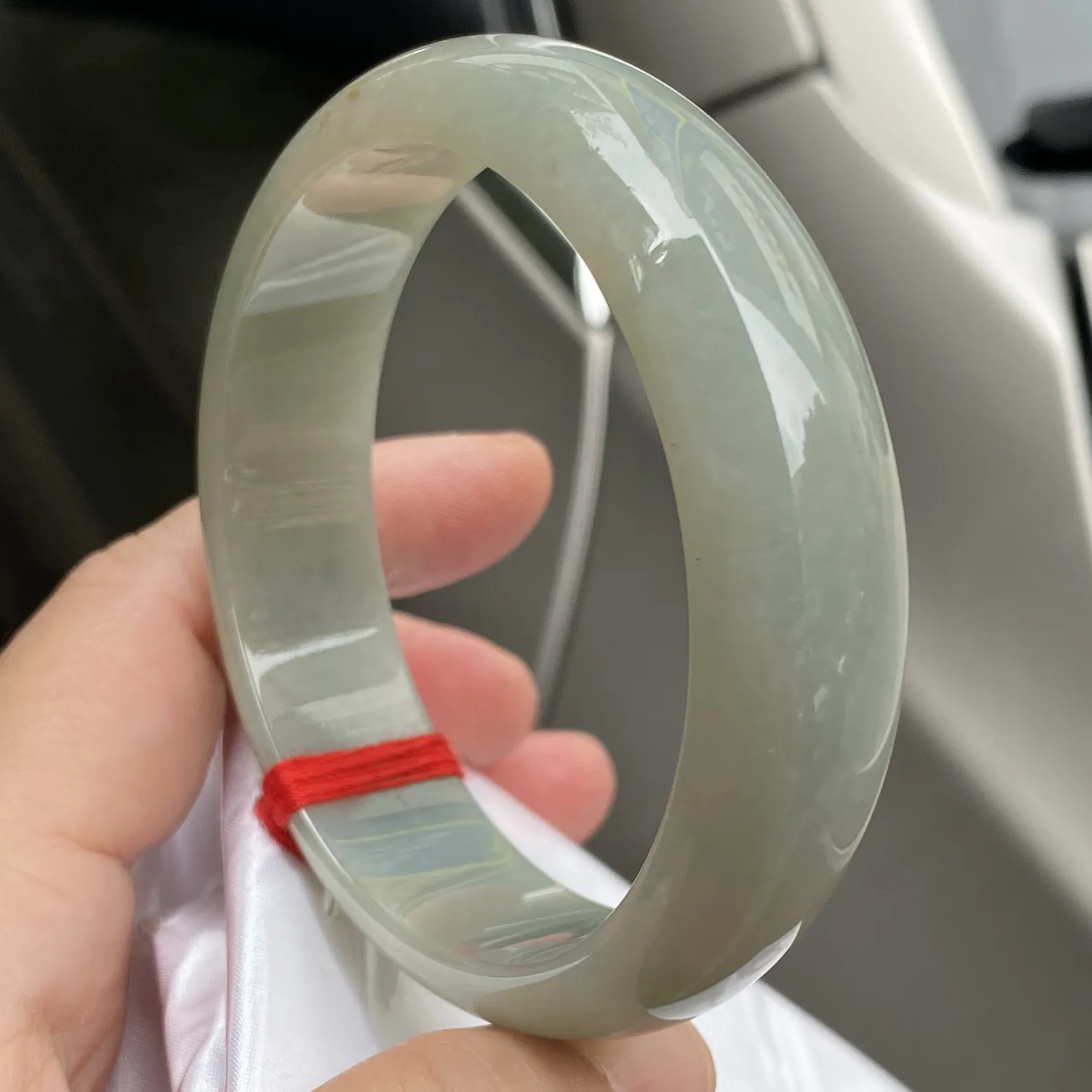 推荐【61.5圈特色青镯】大圈口，水水润润，细腻，种老水头好，特色青色镯，带点黄翡，细腻～～61.5*17.2*7.5