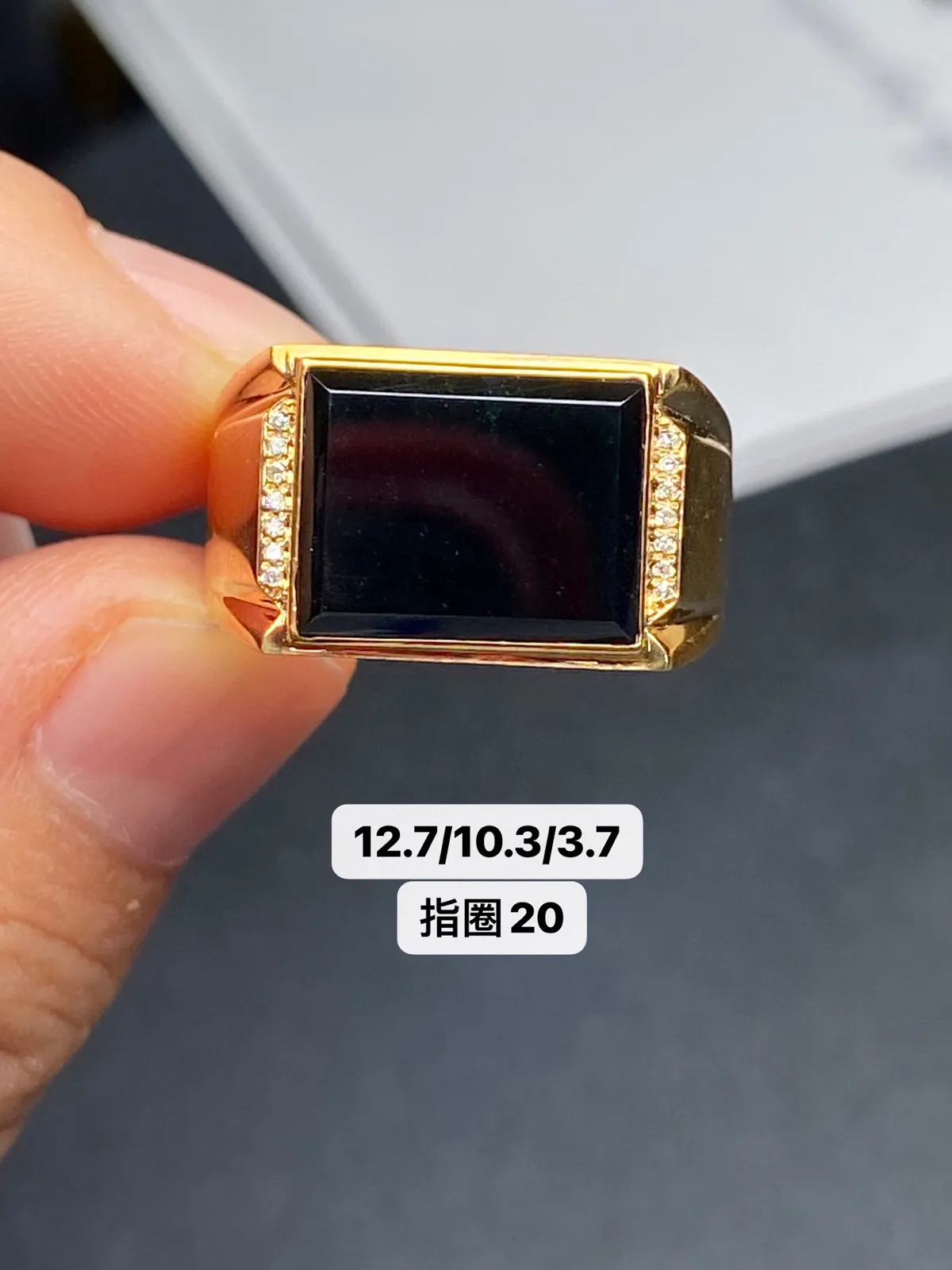 【墨翠戒指】
18k黄金 南非钻镶嵌  黑度好 灯打通透  品相饱满大气 尺寸12.7