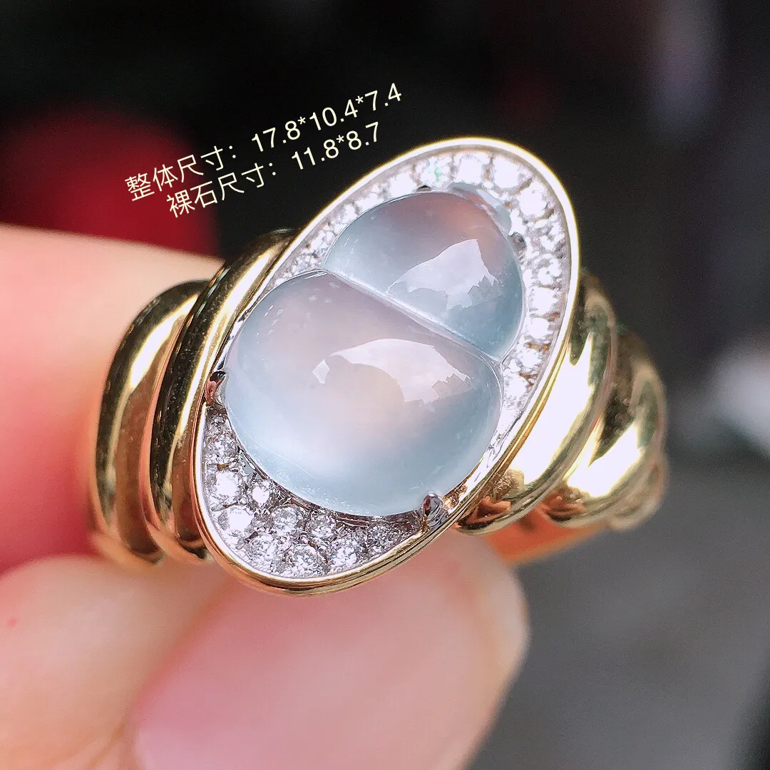 冰种葫芦戒指，玉质细腻，荧光感超
强，饱满水润，气质满满。18k
金豪华镶嵌
