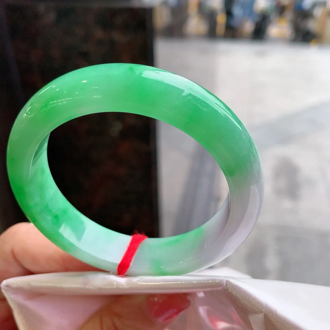 正圈一大圈阳绿 无瑕 尺寸:52.6/12.5/8.3 色阳