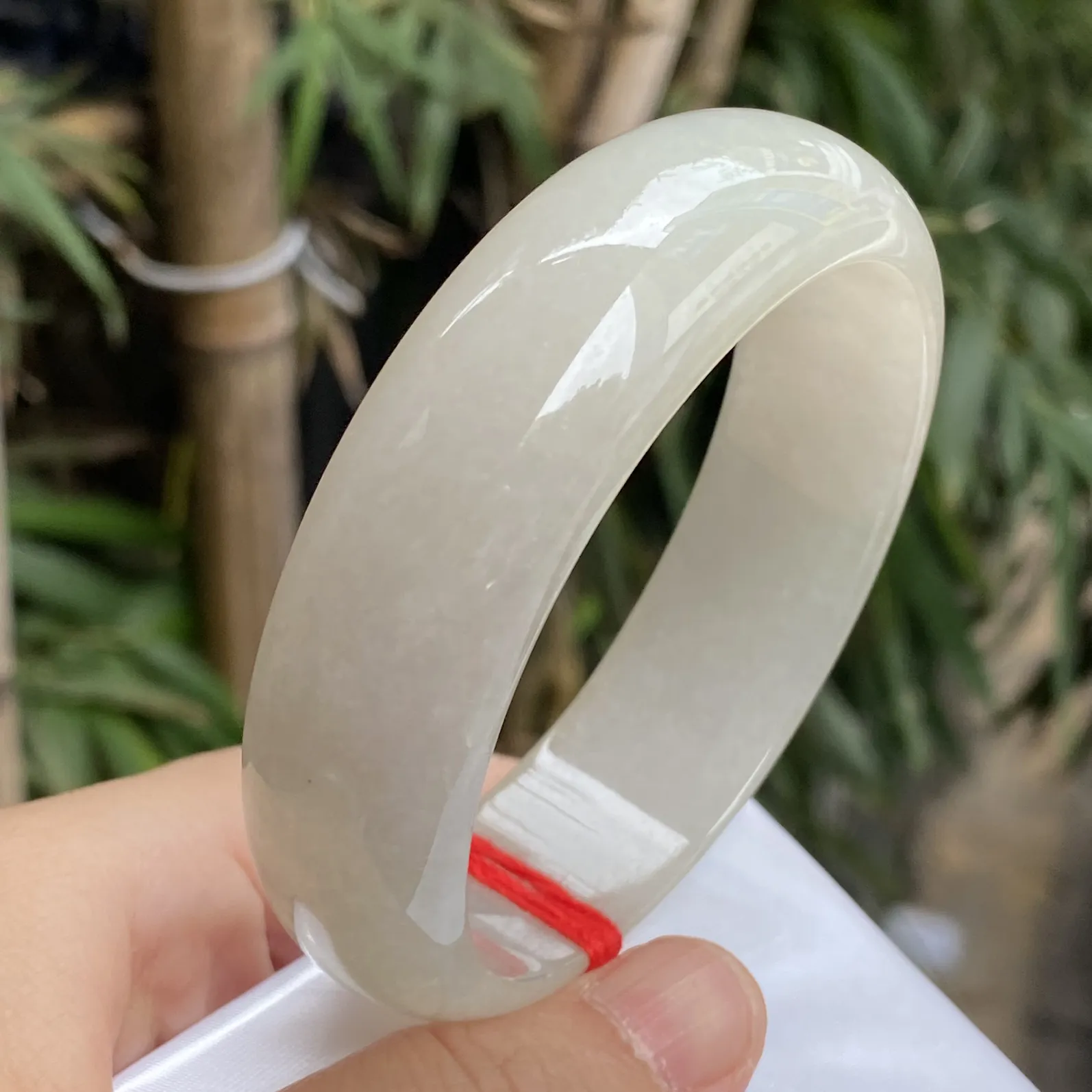 推荐【60圈淡金色镯】大圈口，水水润润，细腻，种老水头好，特色黄翡镯，细腻~~60*19*7.5