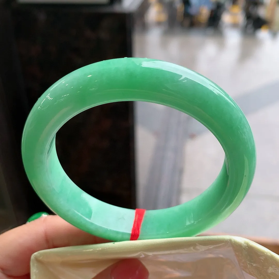正圈满色阳绿 无瑕 尺寸:58.1/12.7/9.2 满绿️️