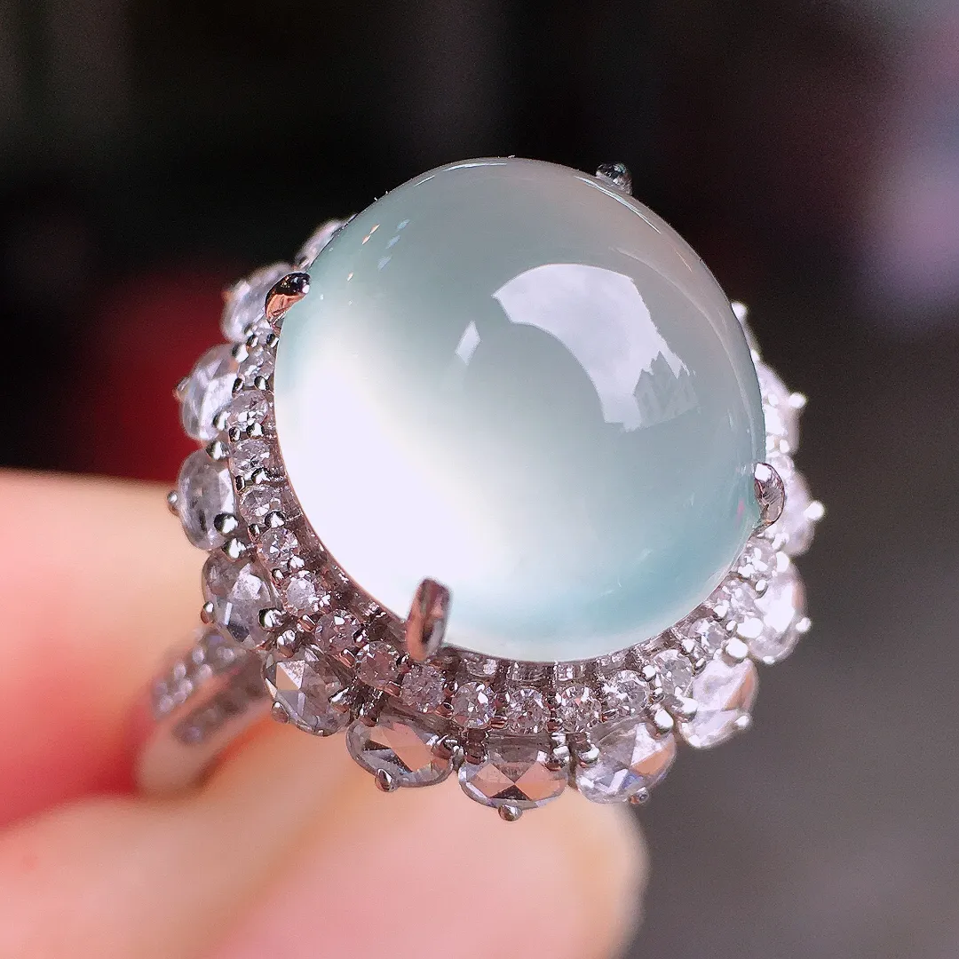 冰种蛋面戒指，玉质细腻，荧光感超
强，饱满水润，气质满满。18k
金豪华镶嵌