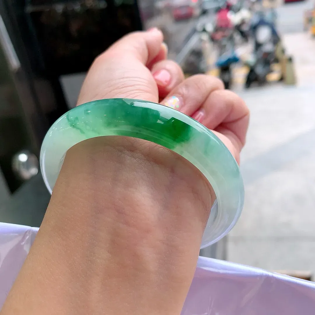 正圈冰翠绿 无瑕 尺寸:56.6/11.6/8.5 种色兼备