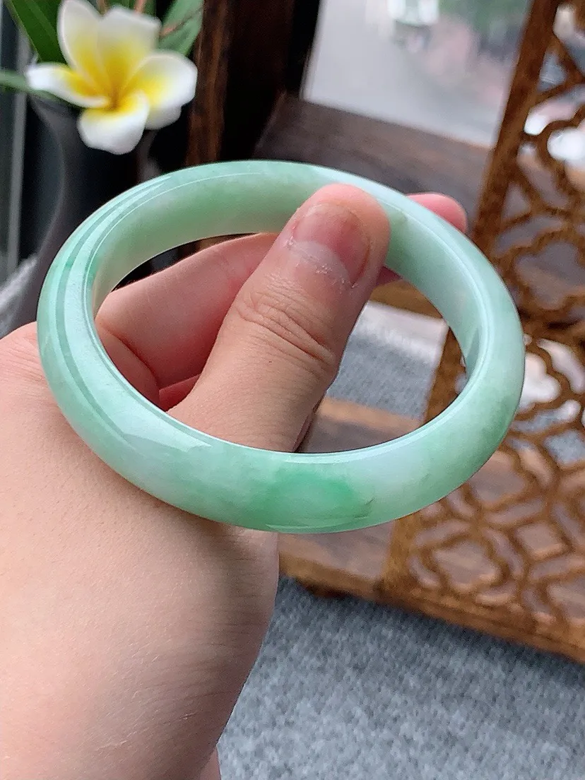 a货翡翠老坑飘绿正装正圈手镯56-57圈口  尺寸56.3×12×7.3mm 重量50.35g 0531