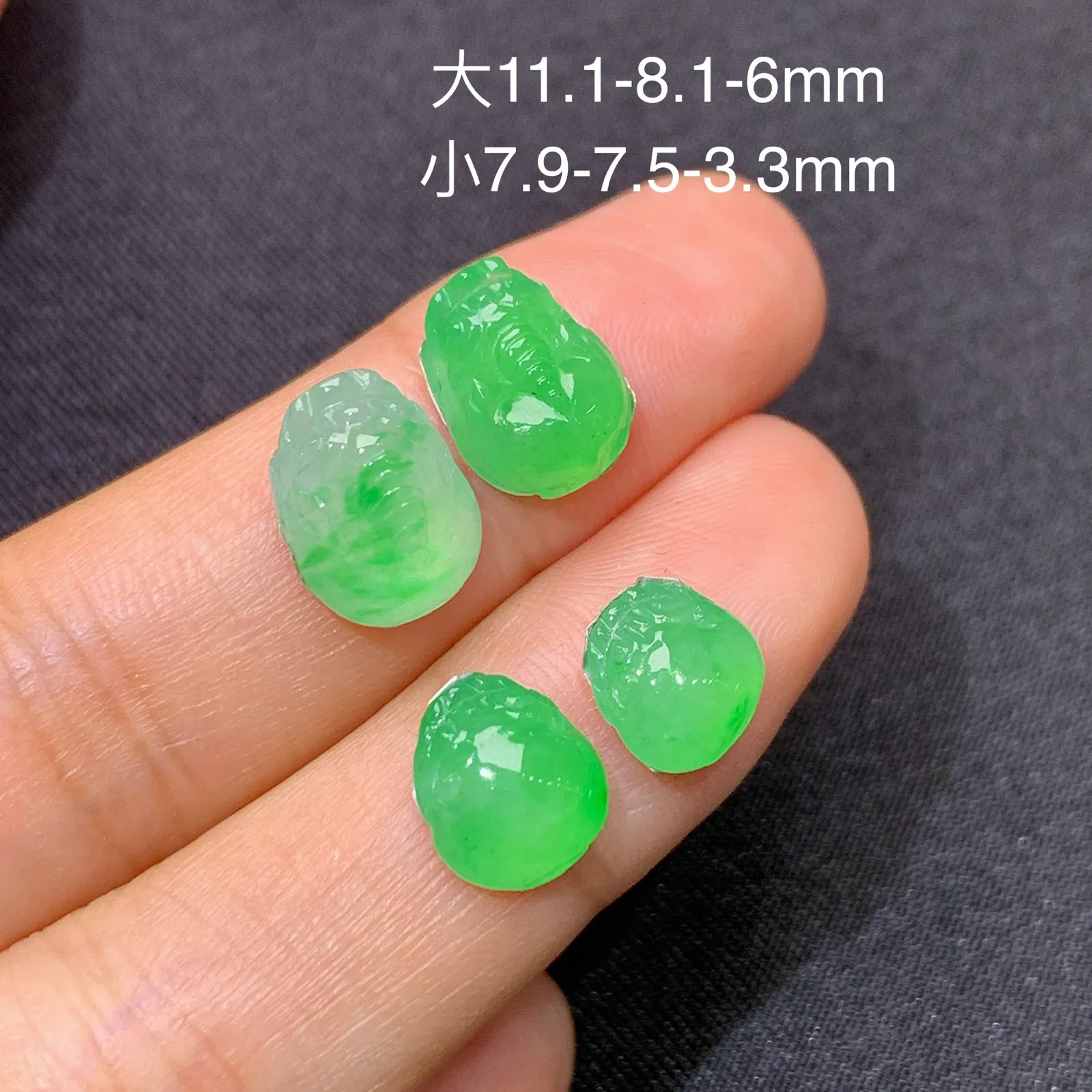 冰阳绿貔貅一手，镶嵌佳品，冰润色阳，玉质细腻，种水足 尺寸11.1*8.1*6