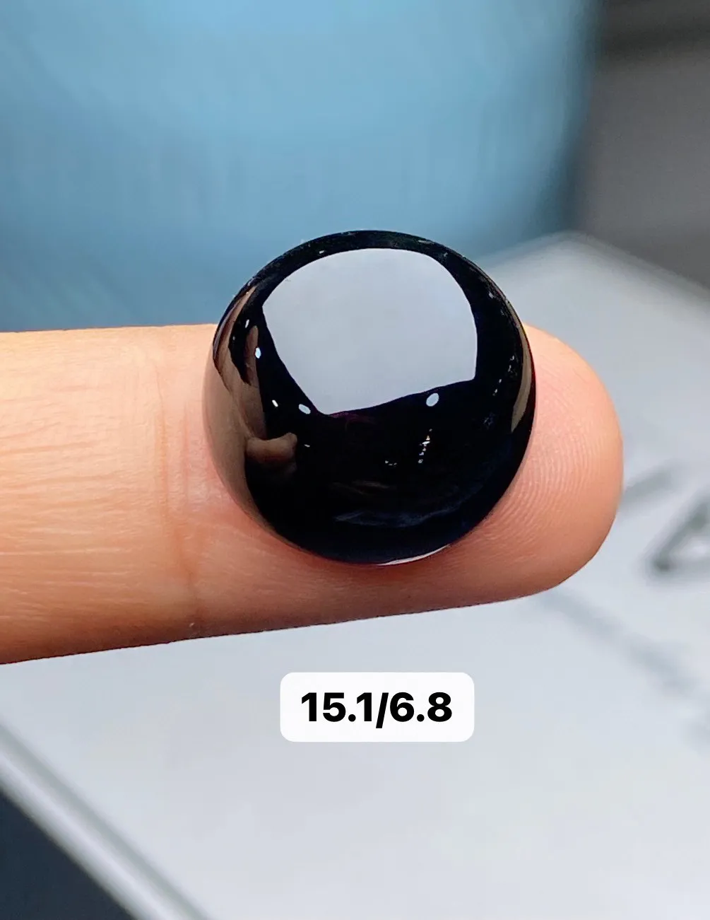 【墨翠裸石】
黑度油黑 灯打通透  品相饱满大气 尺寸15.1/6.8mm