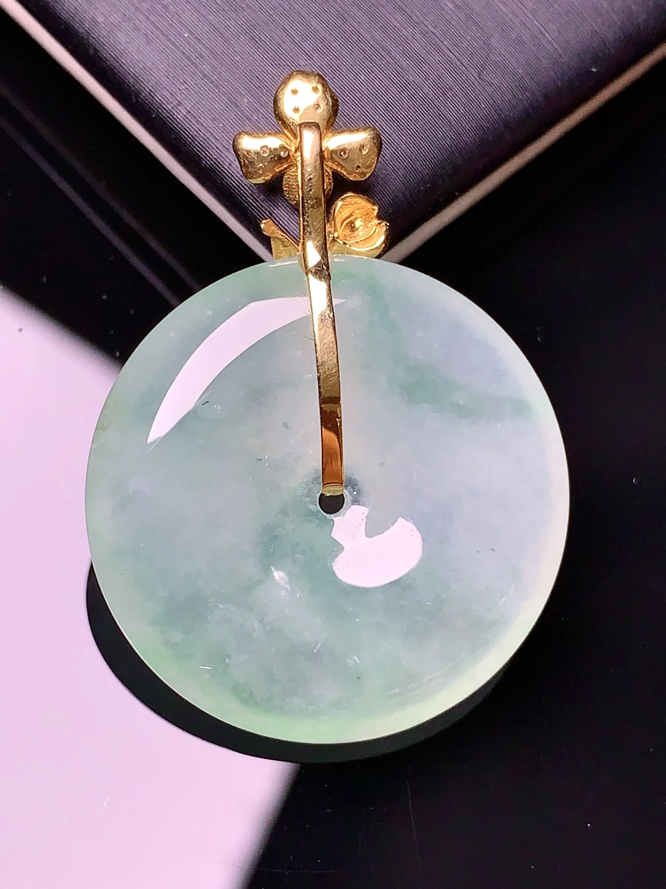 18k金钻镶嵌冰种平安扣吊坠 玉质细腻 色泽艳丽  整体尺寸34*24.5*5.7