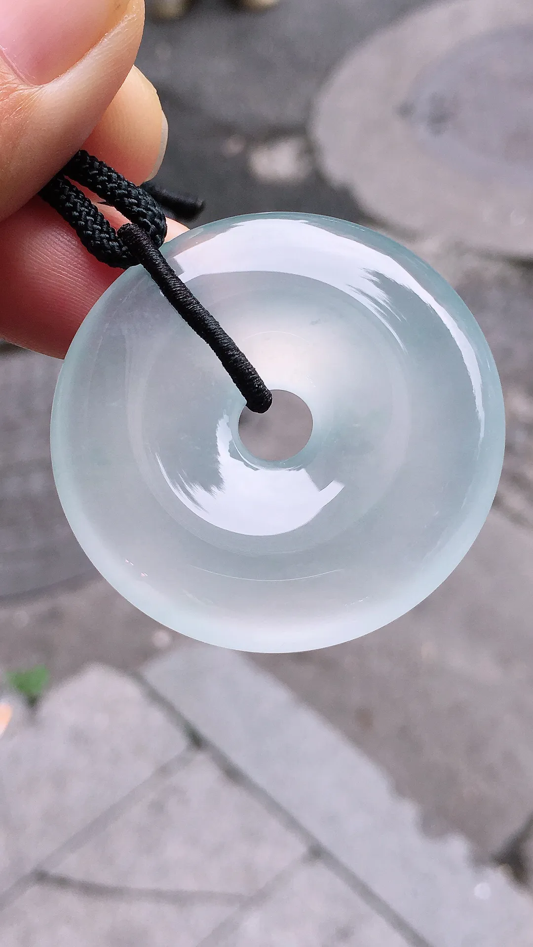 冰种平安扣吊坠，玉质细腻，荧光感超
强，饱满水润，气质满满。