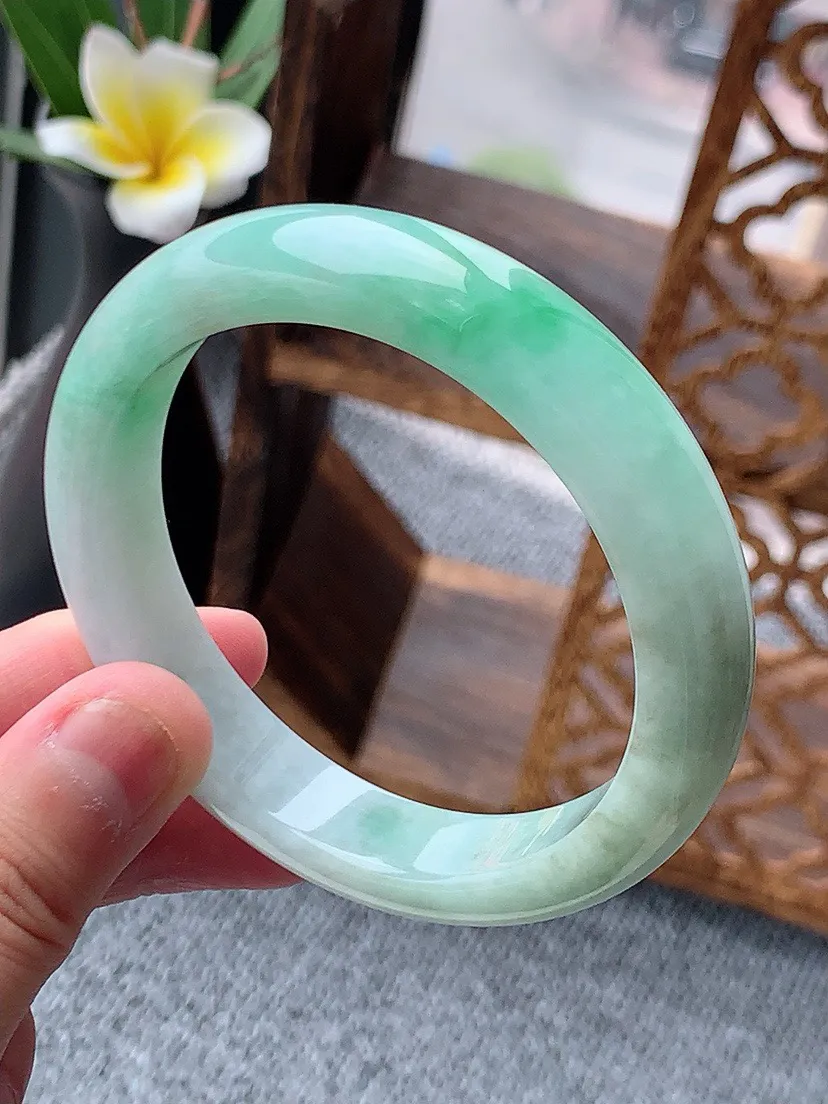 a货翡翠老坑飘绿正装正圈手镯56-57圈口  尺寸56.5×12.3×8.2mm 重量58.53g 