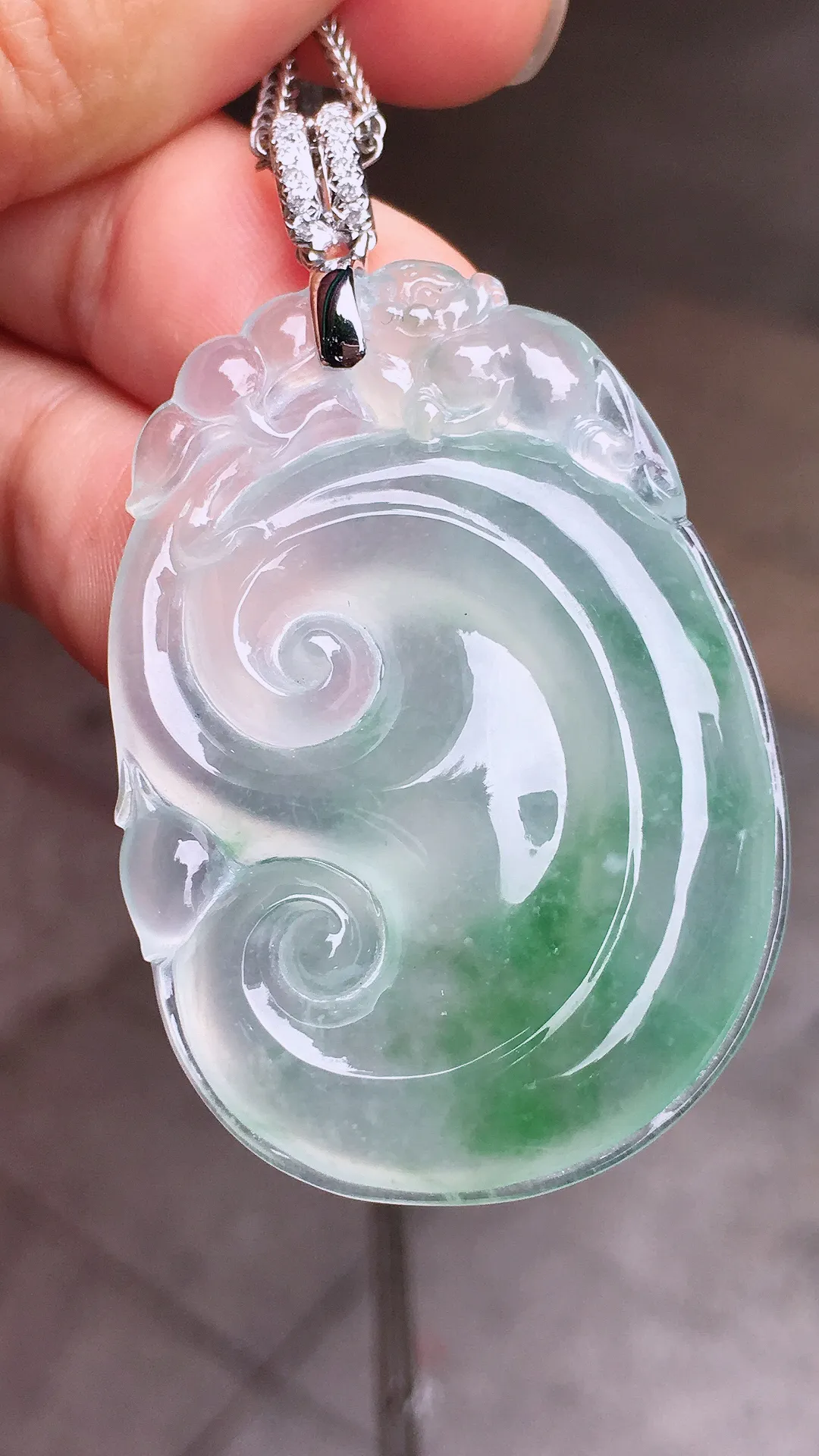冰飘绿如意吊坠，色泽艳丽，玉质细腻，荧光感超
强，饱满水润，气质满满。18k
金豪华镶嵌