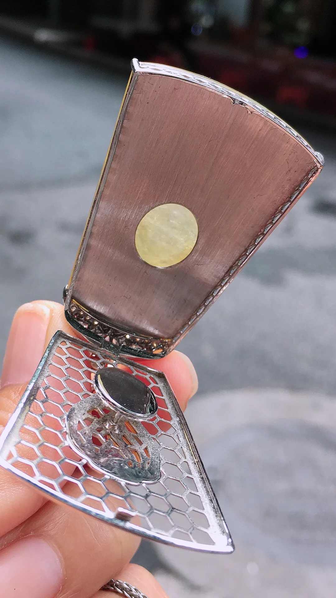 黄翡山水牌吊坠，色泽均匀艳丽，玉质细腻，荧光感超
强，饱满水润，气质满满。18k
金豪华镶嵌