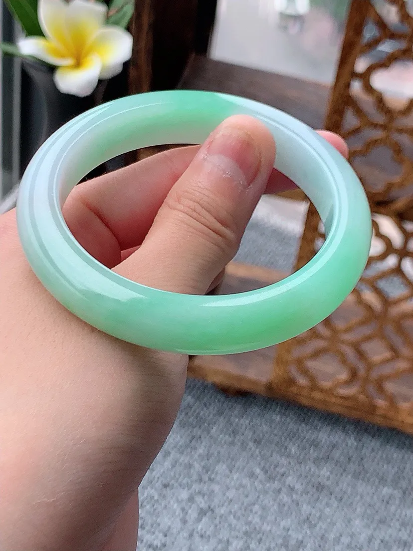 a货翡翠老坑飘绿正装正圈手镯55-56圈口 尺寸55.8×11.4×8.5mm 重量57.54g 0531