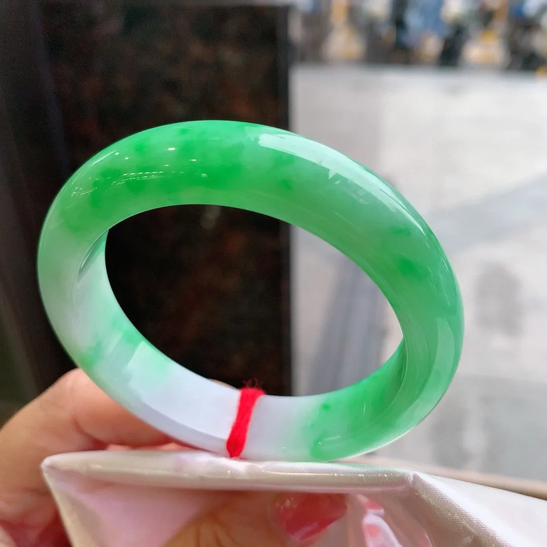 正圈一大圈阳绿 无瑕 尺寸:52.6/12.5/8.3 色阳