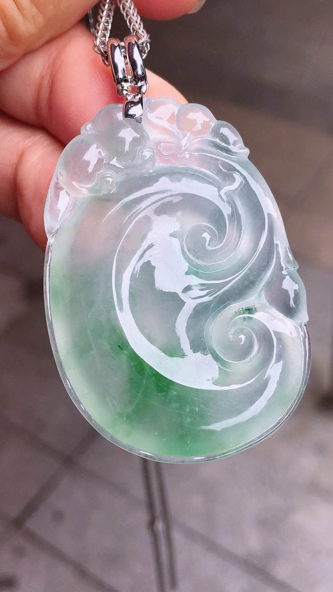 冰飘绿如意吊坠，色泽艳丽，玉质细腻，荧光感超
强，饱满水润，气质满满。18k
金豪华镶嵌