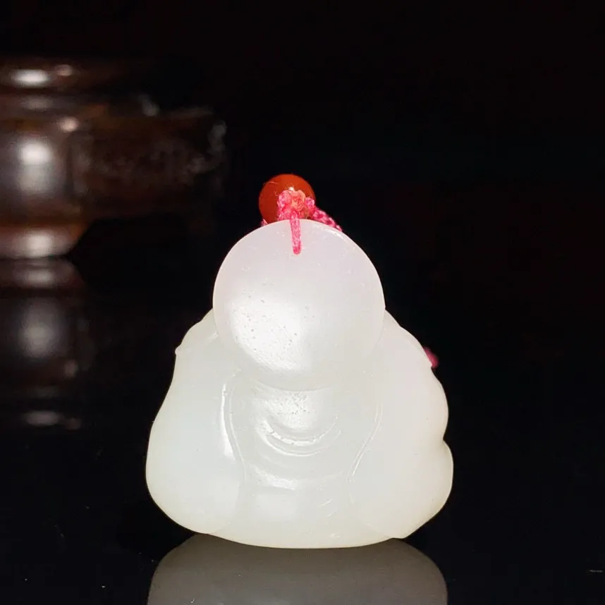 和田玉白玉佛引福来挂件。尺寸35/33/20重33克，玉质细腻油润 脂粉好，品质好！lt250531