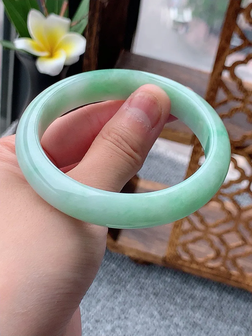 a货翡翠老坑飘绿正装正圈手镯56-57圈口  尺寸56.3×12×7.3mm 重量50.35g 0531