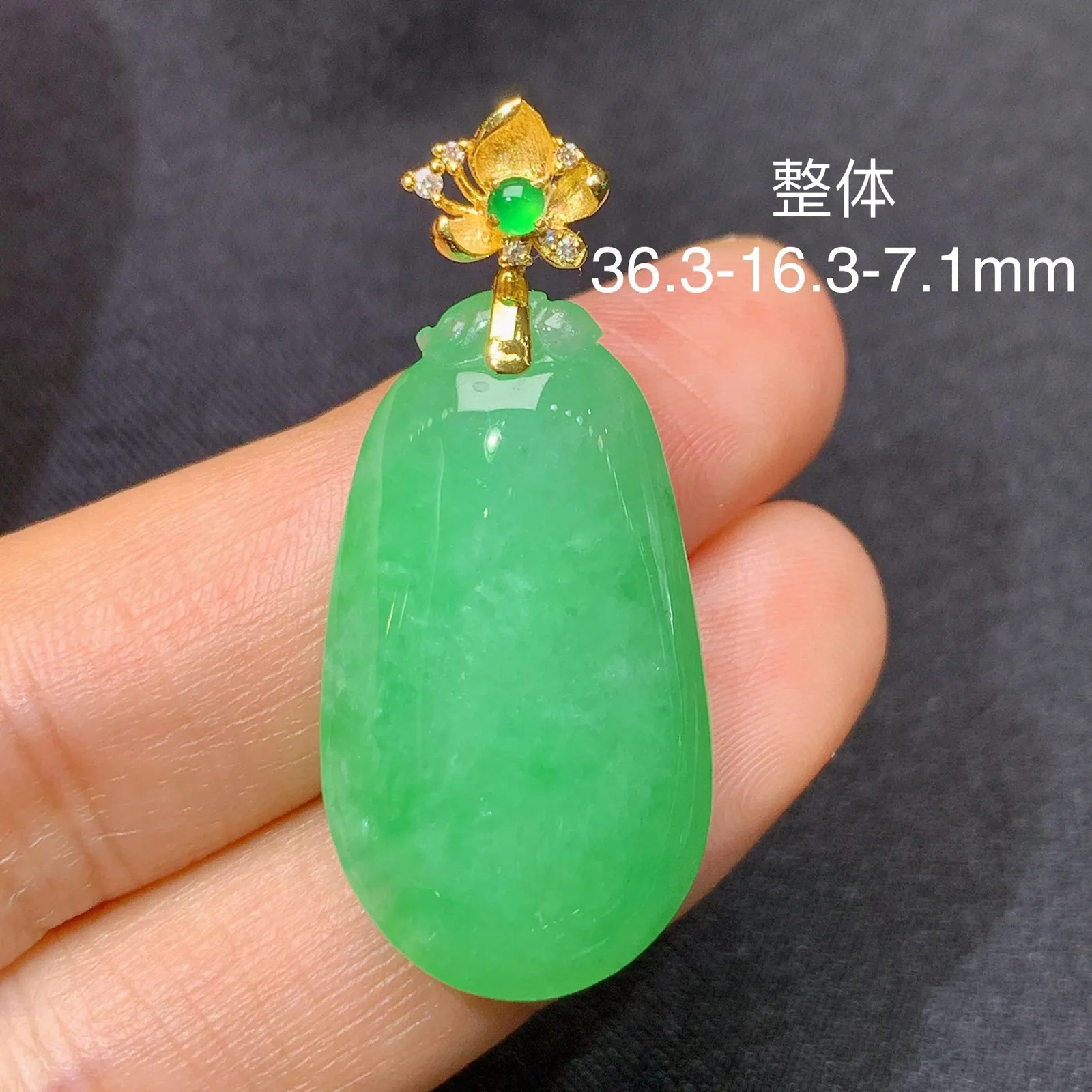 翠绿福瓜吊坠，18k金镶嵌，冰润色阳，种水足 尺寸36.3*16.3*7.1