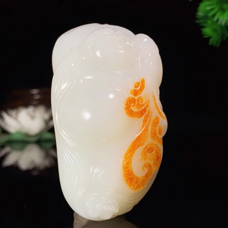 和田玉山料羊脂白玉佛引福来弥勒佛把件。尺寸71/40/33重140克。白度一级。玉质细腻油润。手推出