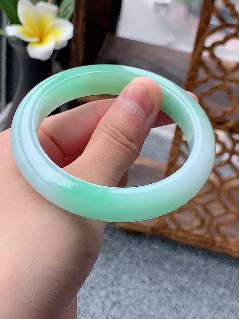 a货翡翠老坑飘绿正装正圈手镯55-56圈口 尺寸55.8×11.4×8.5mm 重量57.54g 0531