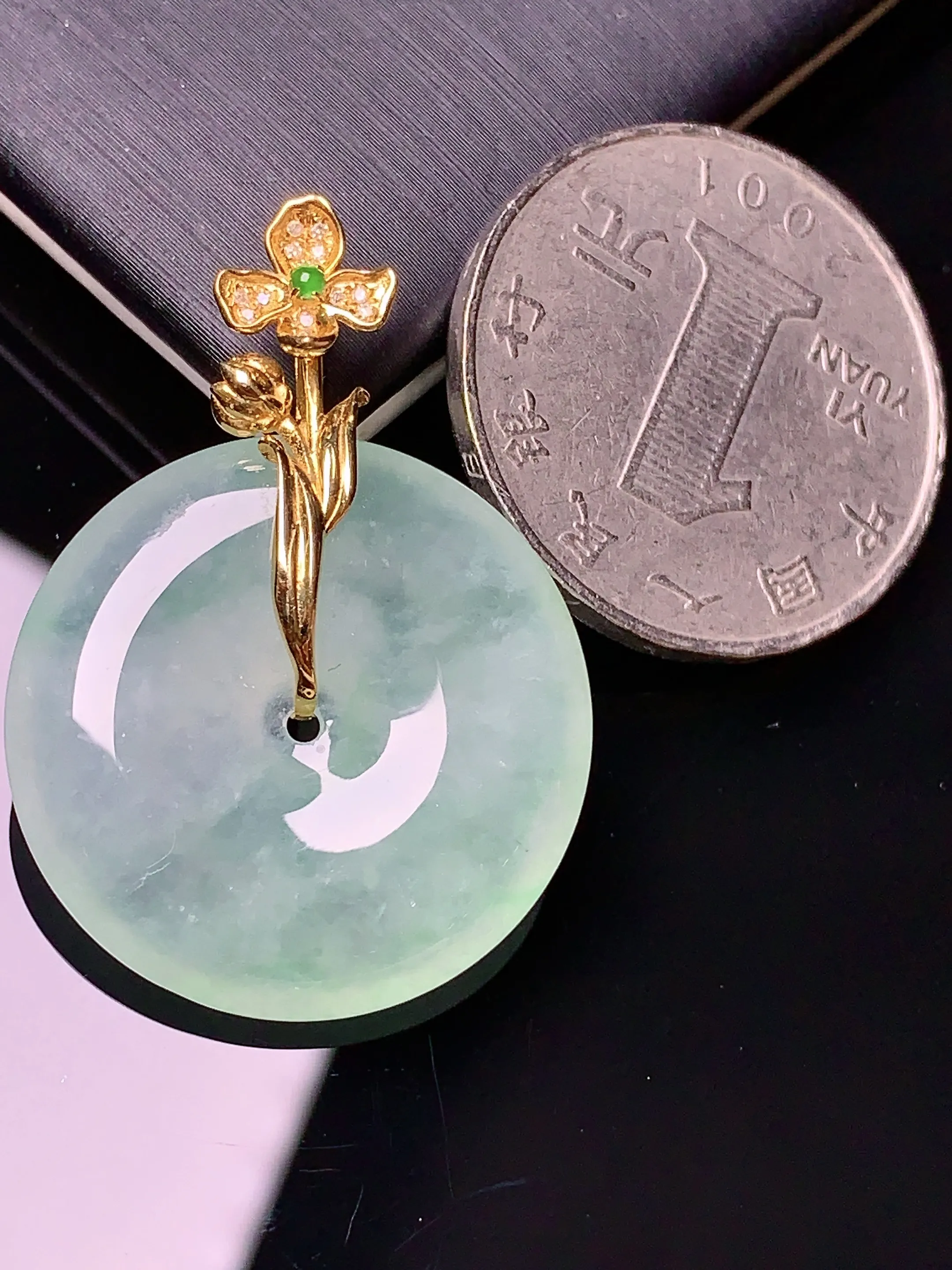 18k金钻镶嵌冰种平安扣吊坠 玉质细腻 色泽艳丽  整体尺寸34*24.5*5.7