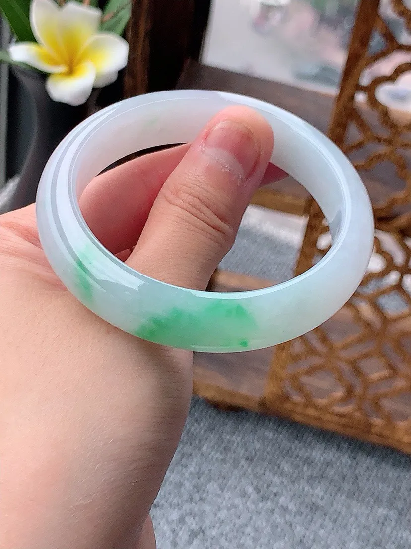 a货翡翠老坑飘绿正装正圈手镯53-54圈口  尺寸53.8×13×7.7mm 重量54.88g 0531