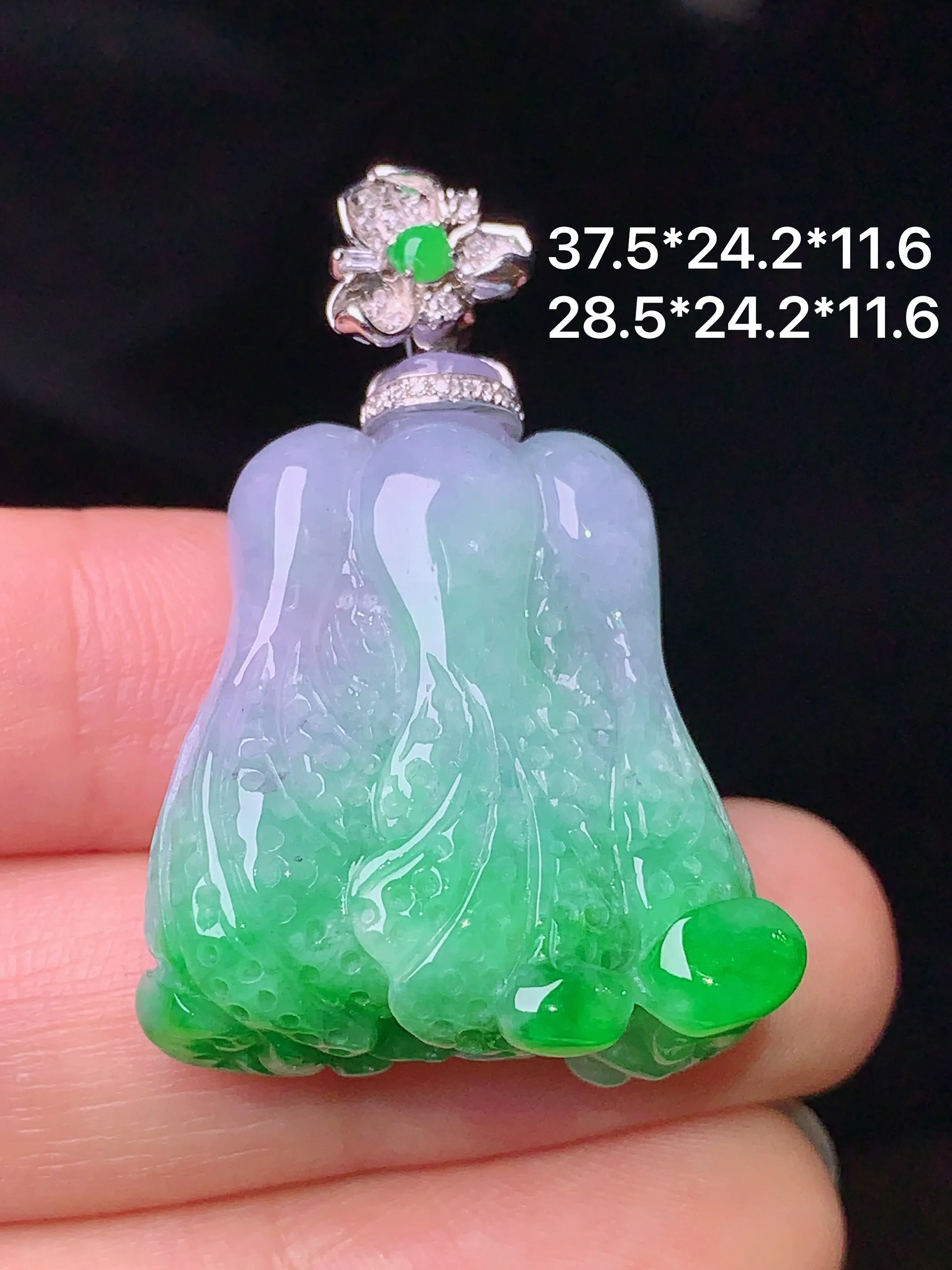 18k金钻镶嵌翠绿白菜吊坠 玉质细腻 色泽艳丽  整体尺寸37.5*24.2*11.6