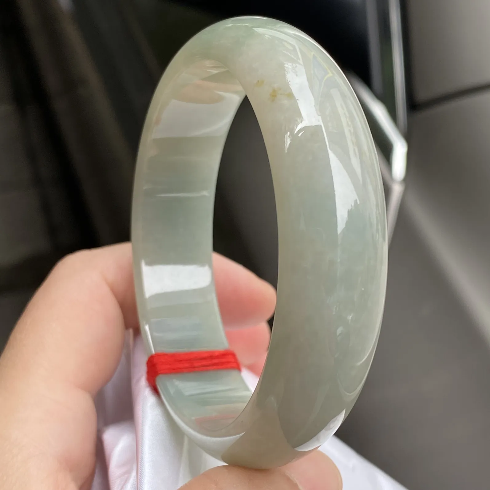 推荐【61.5圈特色青镯】大圈口，水水润润，细腻，种老水头好，特色青色镯，带点黄翡，细腻～～61.5*17.2*7.5