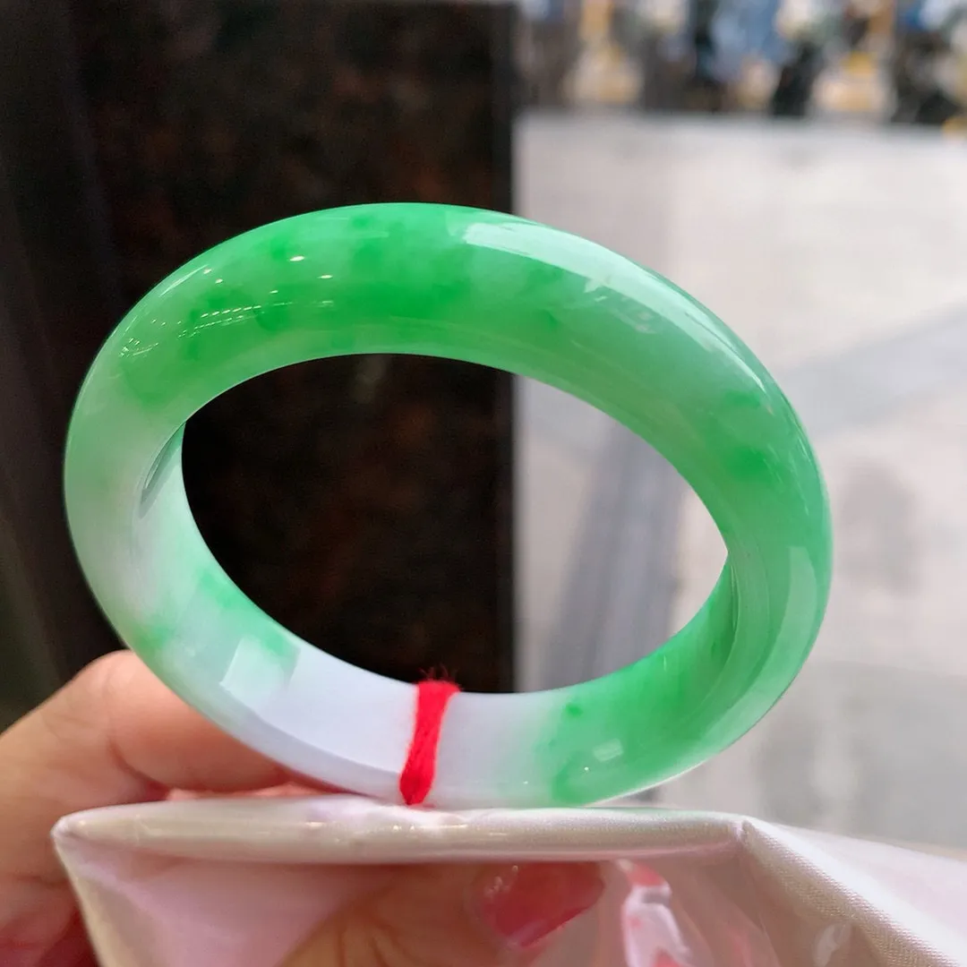 正圈一大圈阳绿 无瑕 尺寸:52.6/12.5/8.3 色阳