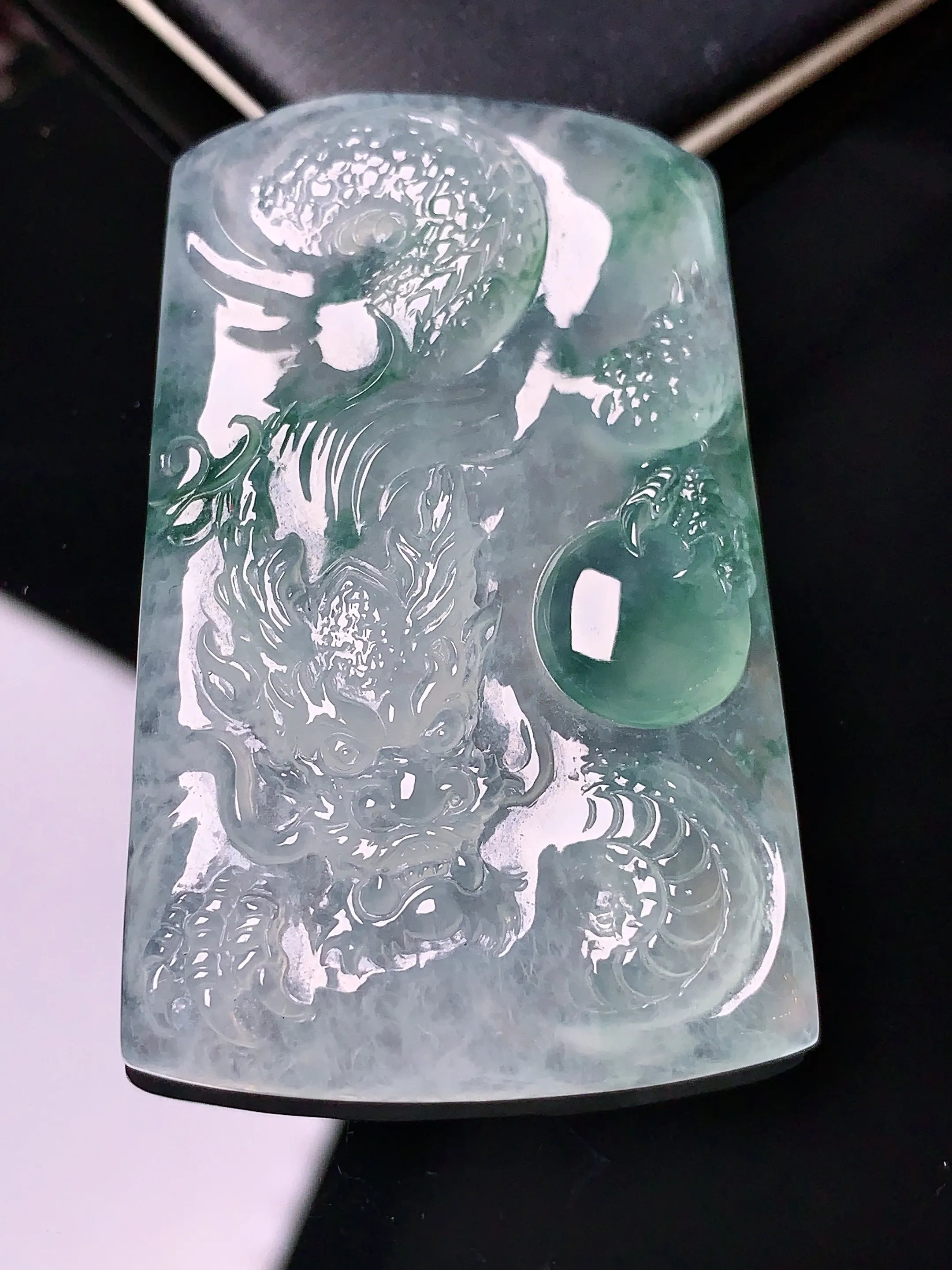 冰种飘绿龙牌吊坠 玉质细腻 色泽艳丽  整体尺寸51.3*31.8*6.6