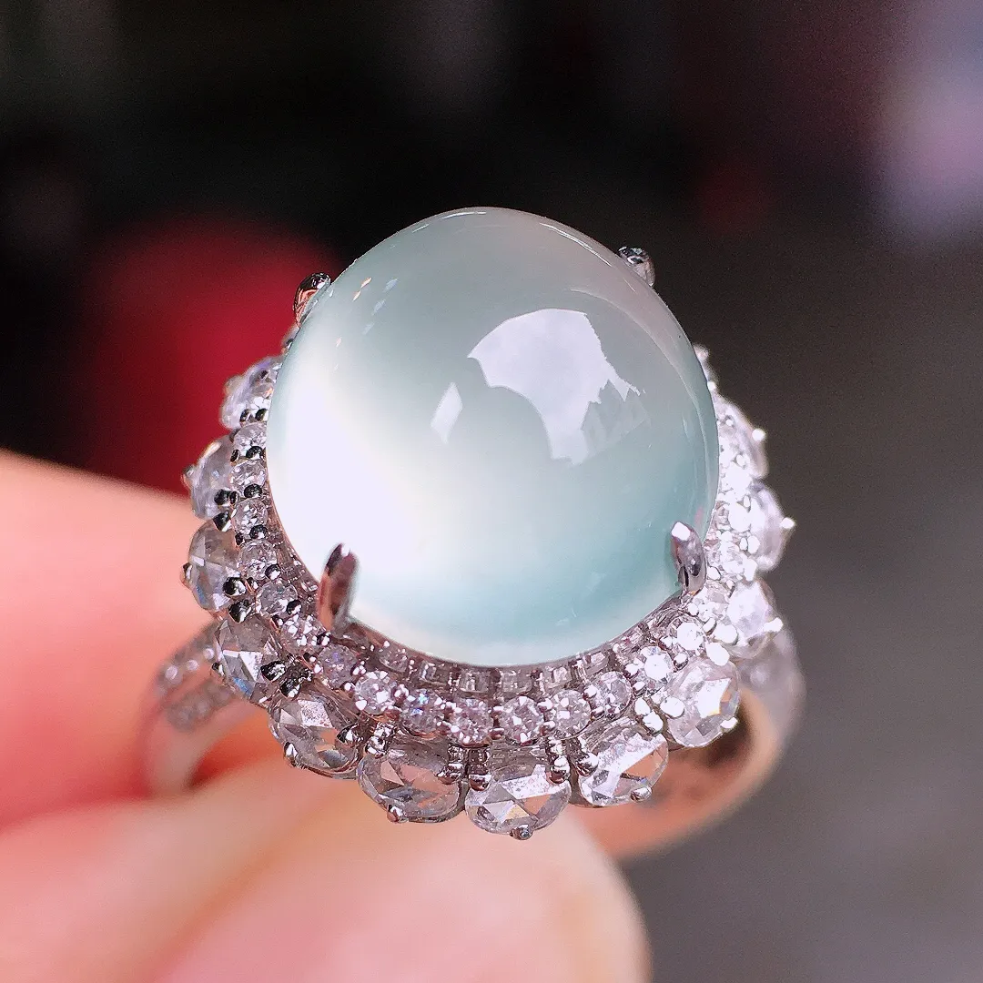 冰种蛋面戒指，玉质细腻，荧光感超
强，饱满水润，气质满满。18k
金豪华镶嵌