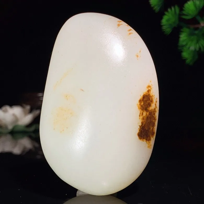 新疆山料羊脂白原石把件。尺寸77/50/26重164克。白度一级。玉质细腻油润。手推出油。品相大气。lt250529