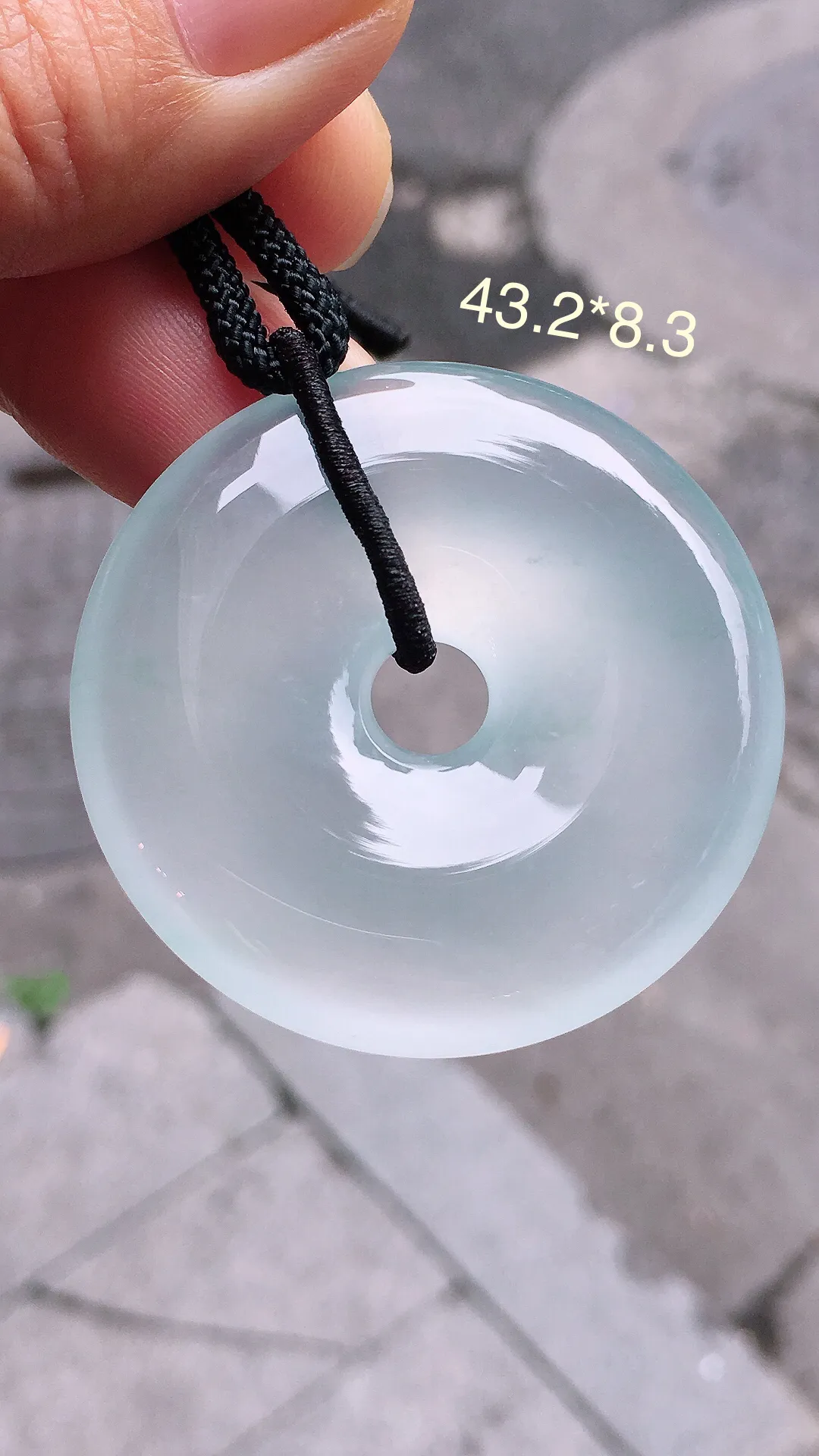 冰种平安扣吊坠，玉质细腻，荧光感超
强，饱满水润，气质满满。