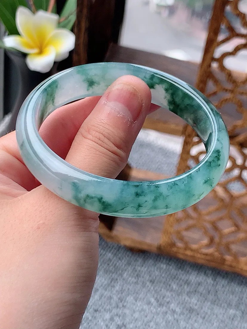 a货翡翠老坑冰种飘花贵妃手镯55-56圈口  尺寸55.5×47×12.6×6.5mm 重量42.90g 0531
