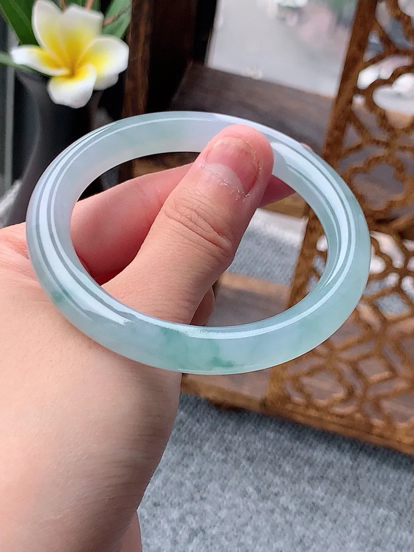 a货翡翠老坑冰种飘花圆条手镯54-55圈口  尺寸54×8.8mm 重量42.83g 0531