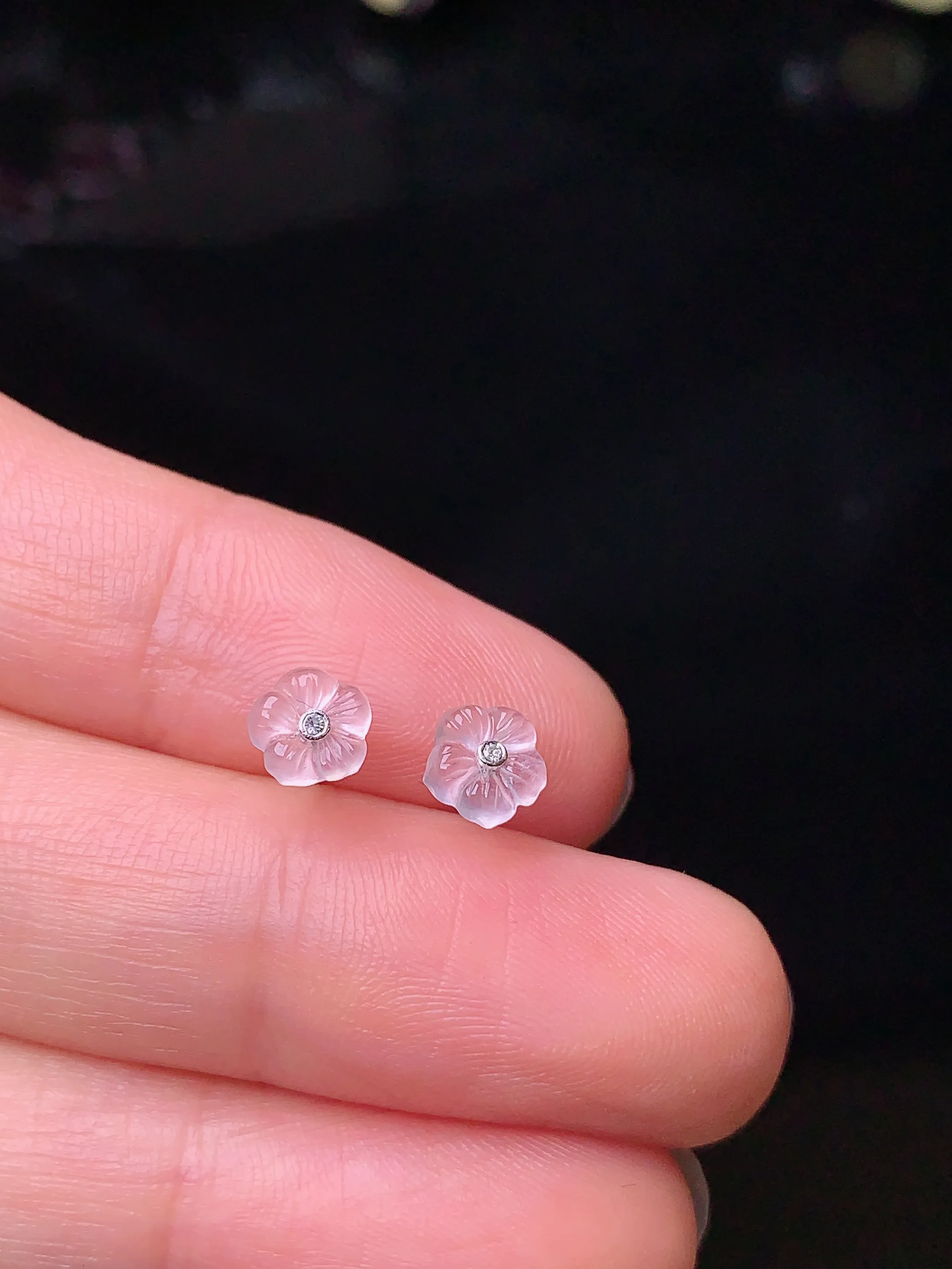 18k金镶嵌冰种梅花耳钉 玉质细腻 色泽艳丽  整体尺寸5.5*2